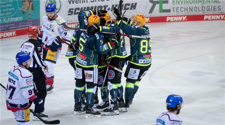 Die Pinguins schlagen den Meister Berlin vor voller Hütte Die Pinguins bilden nach dem Tor zur 1:0-Führung eine Jubeltraube.