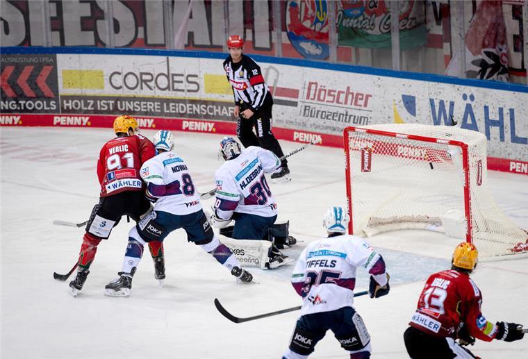 Wie unverdient: Pinguins spielen Berlin an die Wand - und verlieren Die Pinguins erspielten sich viele Chancen. Vor allem im Mitteldrittel.