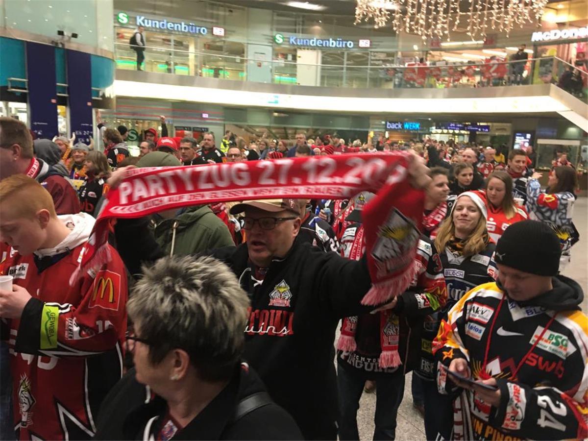 Eishockey-Liveticker: Pinguins-Sonderzug nach Berlin Die Pinguins-Fans erobern den Berliner Ostbahnhof.