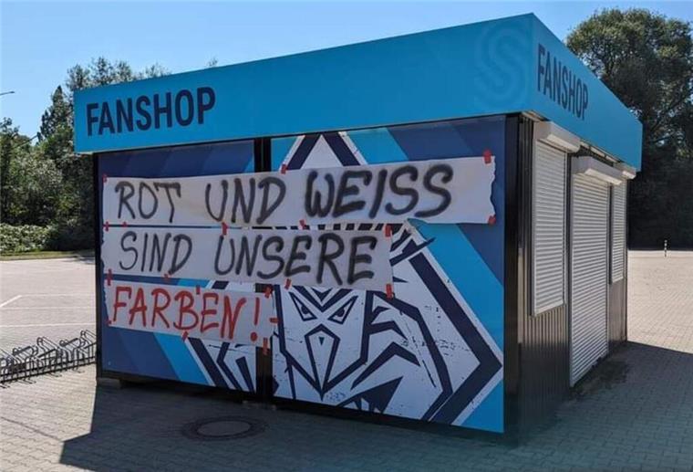 Wie gefällt euch der Pinguins-Fanshop in Blau? Die Pinguins-Fans machen ihrem Unmut Luft