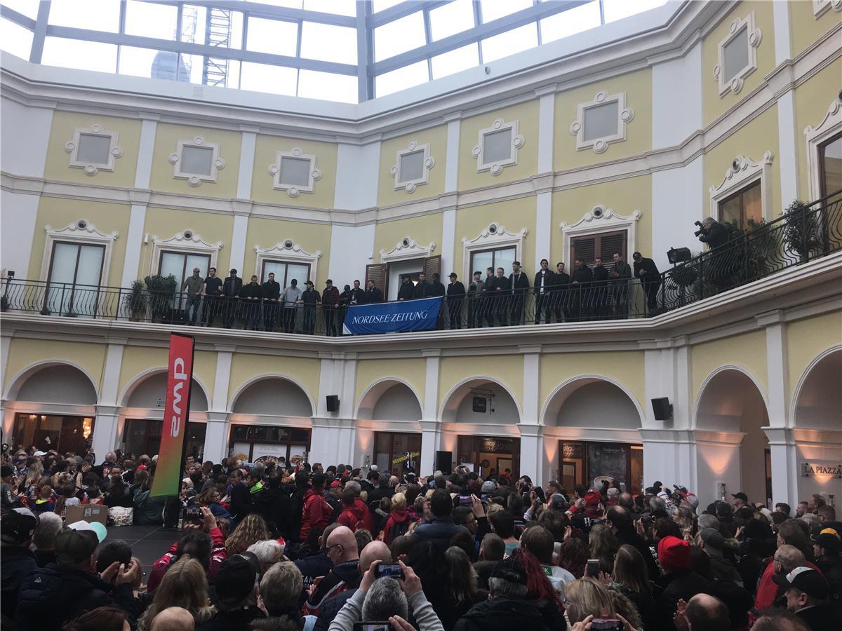 Die Pinguins feiern mit ihren Fans den Saisonanschluss.