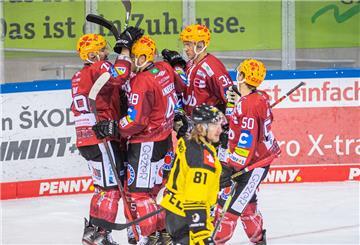 Die Pinguins feiern, während die Krefeler die Köpfe hängen lassen. In 19 von 20 DEL-Duellen war dies das Motto.