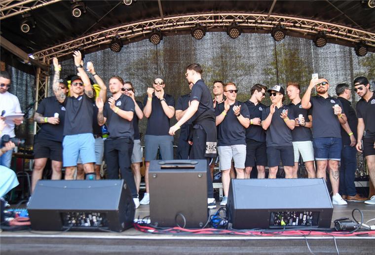 Pinguins geben Personalnews bekannt: So geht es für die Spieler weiter Die Pinguins feierten ihren Saisonabschluss zusammen mit den Fans - und gaben Personal-News bekannt.