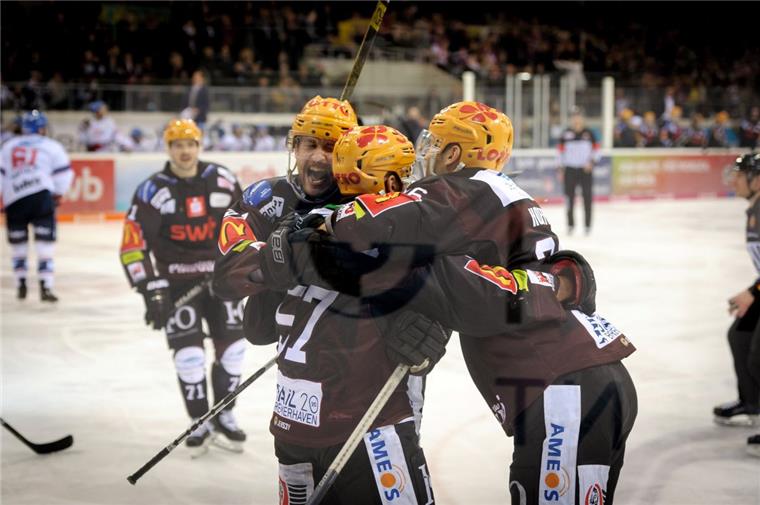 Die Pinguins hatten im abgelaufenen Jahr reichlich Gelegenheit für ausgelassenen Jubel, wie hier Justin Feser (von links), Carson McMillan, Alex Friesen und Mike Hoeffel. Daran wollen die Eishockeycracks im neuen Jahr anknüpfen.