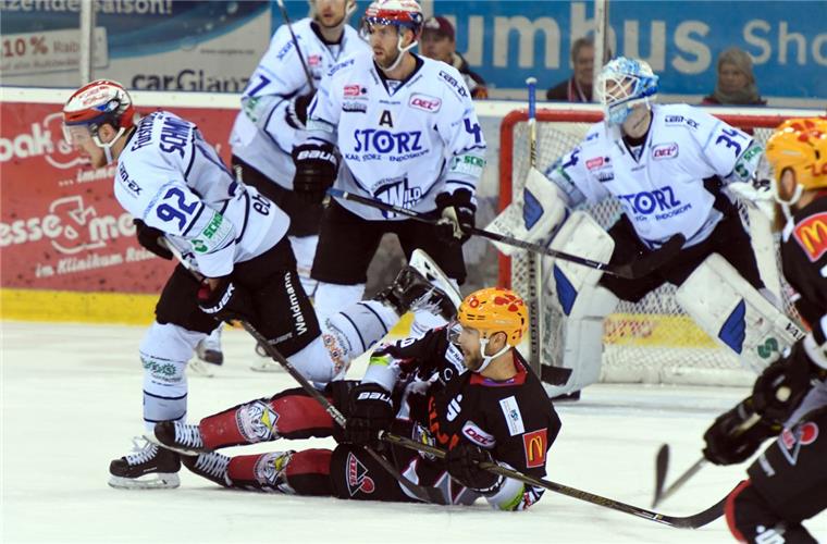 Warum die Pinguins optimistisch nach vorne schauen können Die Pinguins (hier in Person von Mike Hoeffel) am Boden: Bis kurz vor Schluss führten sie gegen Schwenningen mit 3:2. Am Ende setzte es aber eine bittere 3:4-Niederlage nach Verlängerung.