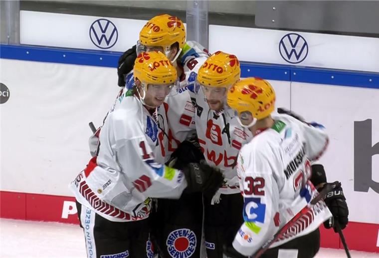 Die Pinguins jubeln über den zwischenzeitlichen Ausgleich zum 2:2