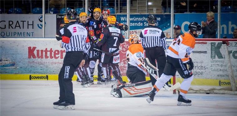 Pinguins feiern dritten Heimsieg in Folge Die Pinguins Mike Moore (von links), Miha Verlic, Jan Urbas und Mark Zerngerle feiern im Hintergund, während Girzzlys-Keeper Jerry Kuhn geschlagen auf dem Eis kniet.