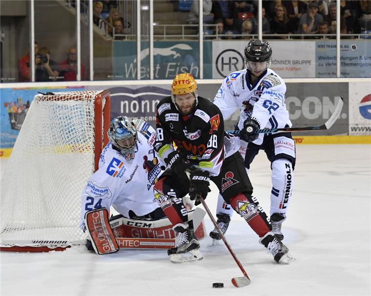 Die Pinguins-Profis wie Jack Combs (Mitte) tauchten zwar oft vor dem Kasten von Chet Pickard auf, doch Iserlohns Torwart war glänzend aufgelegt. Foto Scheer  