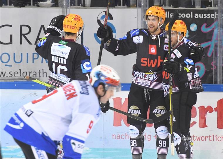 Die Pinguins-Profis wollen auch in Nürnberg und Augsburg wieder jubeln.