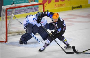 Die Pinguins-Spieler um Jan Urbas deckten den Iserlohner Keeper Anthony Peters mit zahlreichen Schüssen ein.  