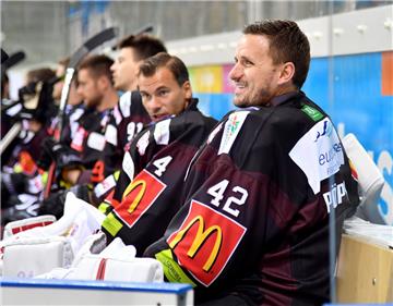 Die Pinguins-Torhüter Tomas Pöpperle (rechts) und Jaroslav Hübl sind am Wochenende in Großbritannien im Einsatz.