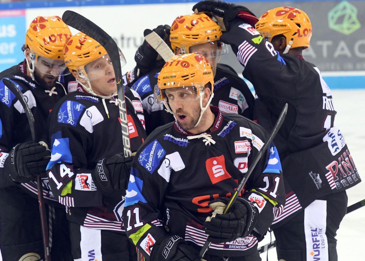 Die Pinguins um Stürmer Cory Quirk (vorne) können sich auf mehr TV-Präsenz freuen. ARD und ZDF zeigen nun Zusammenfassungen ihrer Spiele in der Deutschen Eishockey-Liga.