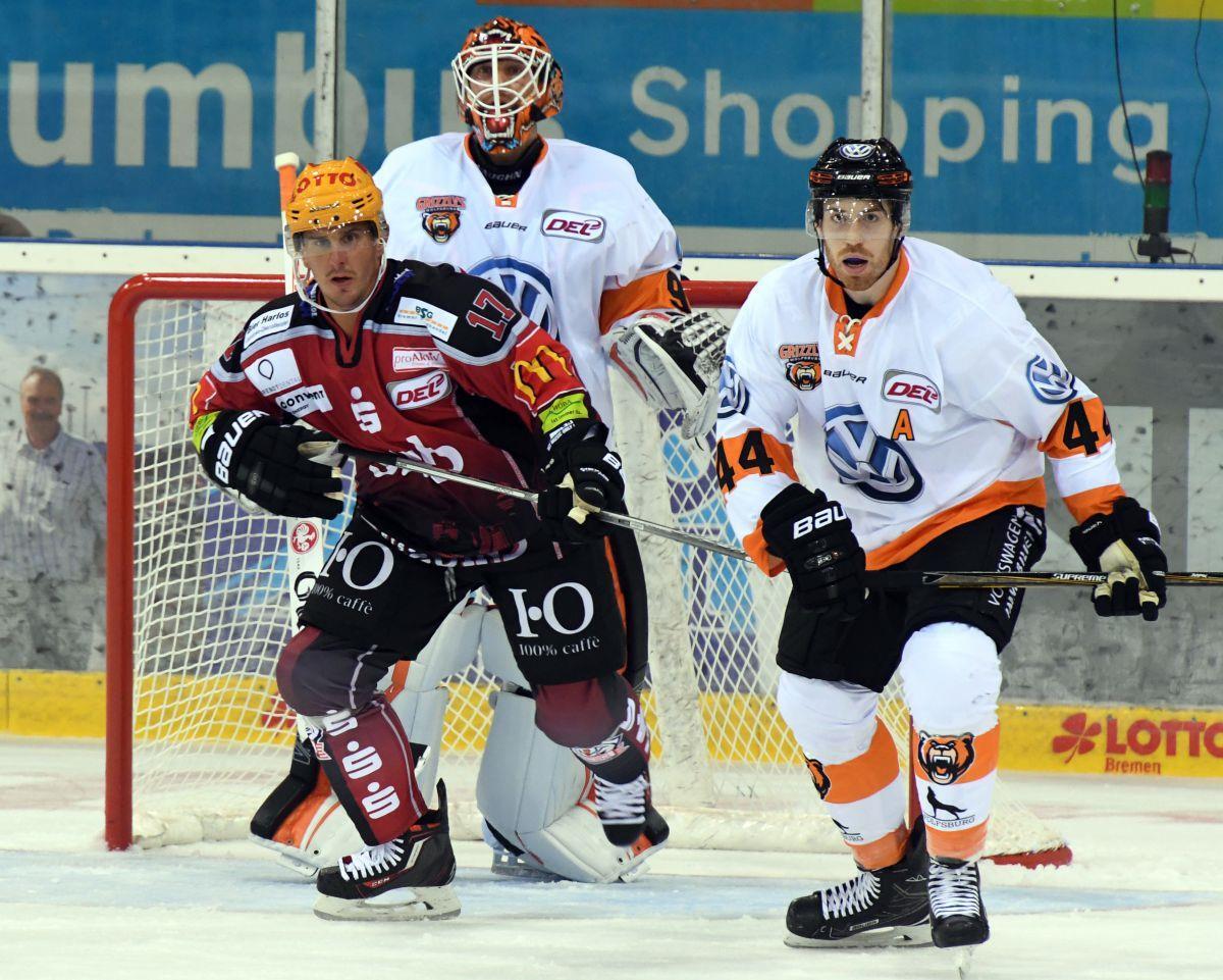 Die Pinguins um Stürmer Kris Newbury (in rot) haben in dieser Saison bereits zwei Derbys gegen Wolfsburg gewinnen können.