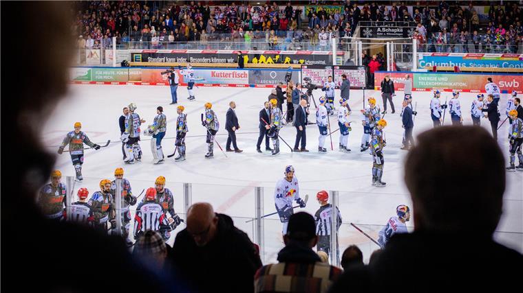 Die Pinguins verabschieden sich von den Münchnern nach verlorenen Playoffspiel.