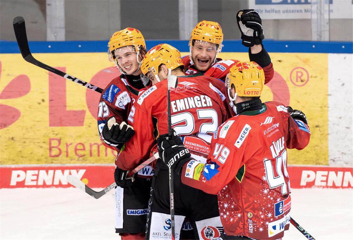 Die Pinguins wollen auch gegen die Straubing Tigers gute Laune versprühen und über Tore jubeln.