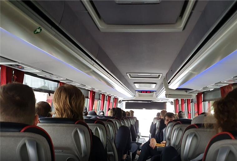 Die Pinguinsspieler sitzen im Bus zum Stadion.