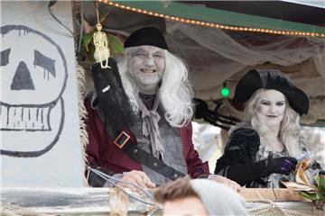Die Piraten vom Geisterschiff sind gruselig. Karneval in Wehdel 2018. Foto: Kai-...