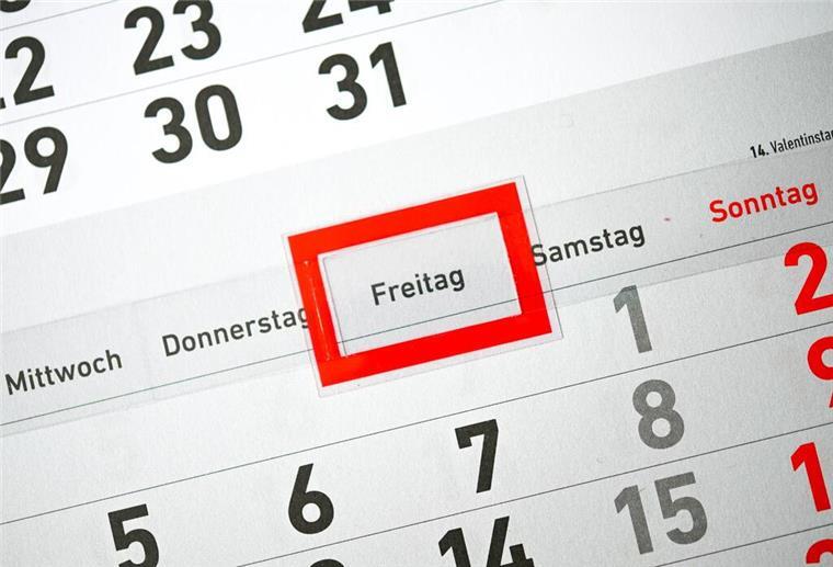 Merz-Regierung will Aufhebung der Regelarbeitszeit - So reagieren Experten auf die Pläne Ein Kalender liegt auf einem Tisch.
