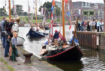 Die Plattbodenschiffe kommen nach Bremerhaven. Foto: Scheschonka