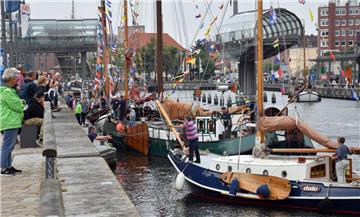 Die Plattbodenschiffe kommen nach Bremerhaven. Foto: Scheschonka