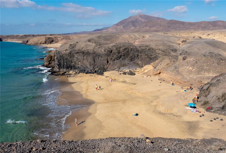 Ryanair fliegt bald auch von Bremen nach Lanzarote Zum Themendienst-Bericht von Andreas Drouve vom 9. Februar 2021: Badespaß: Die Playa de la Cera ist ein kleiner, aber umso schönerer Strand.