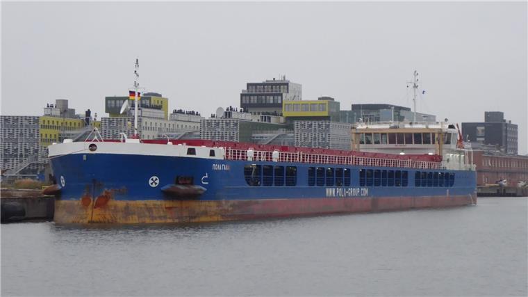 Russen-Frachter darf in Bremerhaven anlegen Ein Frachter liegt an einer Kaje
