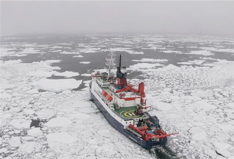 Bundesministerium bremst Hoffnung bei „Polarstern II“ Die „Polarstern“, die gerde bei der „MOSAiC“-Expedition im Einsatz ist, wird bald 38 Jahre alt.