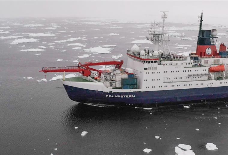 „Polarstern“ kehrt zur Scholle zurück Die „Polarstern“ fährt wieder zurück zu ihrer Eisscholle in der Arktis, mit der sie weiter treiben wird.