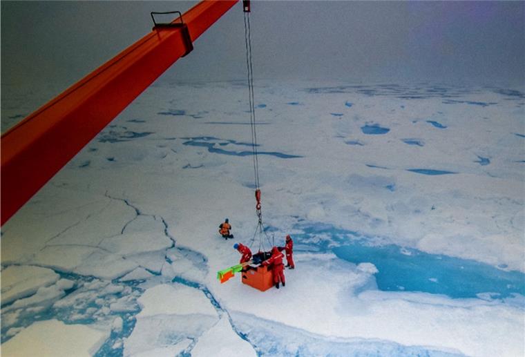 Die „Polarstern“ hat eine neue Scholle für letzten Fahrtabschnitt Die „Polarstern“ hat eine neue Heimat. Der Forschungseisbrecher legte auf Position 87°43‘ Nord und 104°30‘Ost an eine Eisscholle.