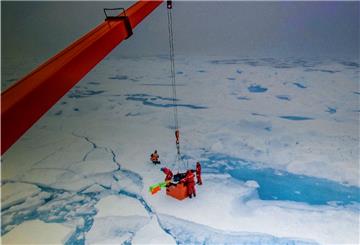 Die „Polarstern“ hat eine neue Heimat. Der Forschungseisbrecher legte auf Position 87°43‘ Nord und 104°30‘Ost an eine Eisscholle.