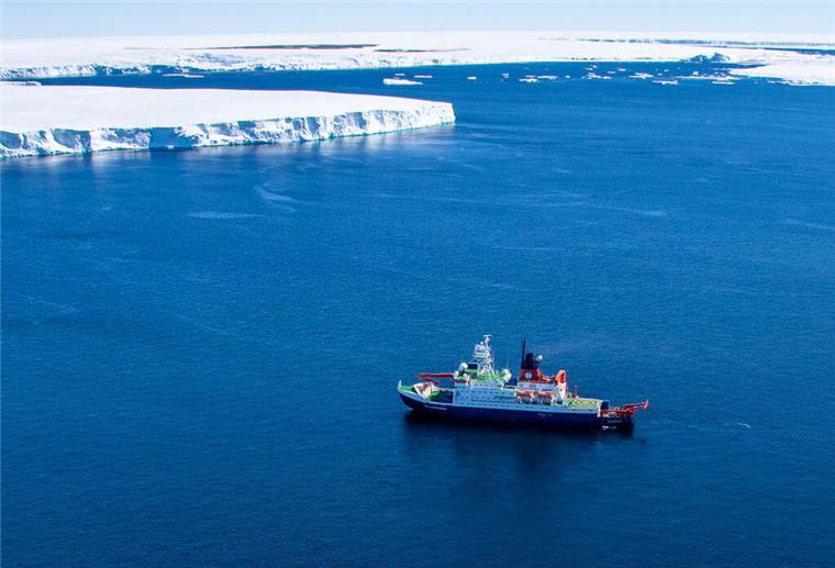 Antarktissaison beendet! Die „Polarstern“ kommt zurück in ihren Heimathafen "Polarstern. Forschungseisbrecher. Schiff. Ostantarktis