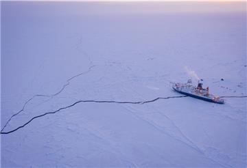 Die „Polarstern“ treibt im Eis der Arktis, doch die Pandemie durchkreuzt die Planungen für den Crewwechsel.