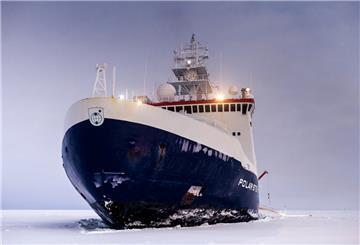 Der Forschungseisbrecher "Polarstern" im Eis.