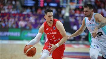 Die Polen brachten Luka Doncic (r) in Bedrängnis.