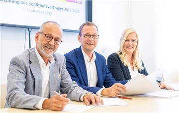 Die politischen Vertreter von FDP, SPD und CDU aus Bremerhaven unterzeichnen den Koalitionsvertrag (von links): Bernd Schomaker, Martin Günthner und Christine Schnittker. 