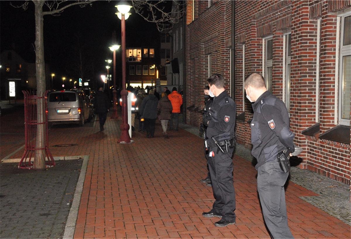 Die Polizei am Nordenhamer Marktplatz bei einem Montagsspaziergabg von Gegebnern der Corona-Politik Anfang Januar.
