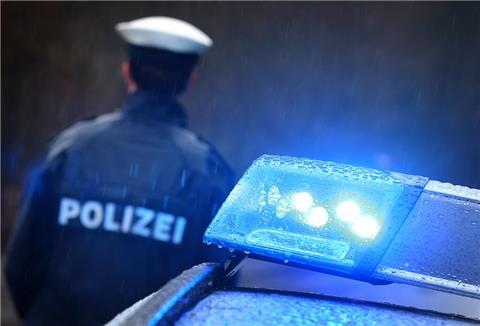 Ein Streifenwagen der Polizei steht mit Blaulicht an einem Einsatzort.