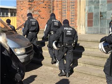 Die Polizei begleitete die Demonstration in Bremerhaven am Sonnabend mit zahlreichen Einsatzkräften.