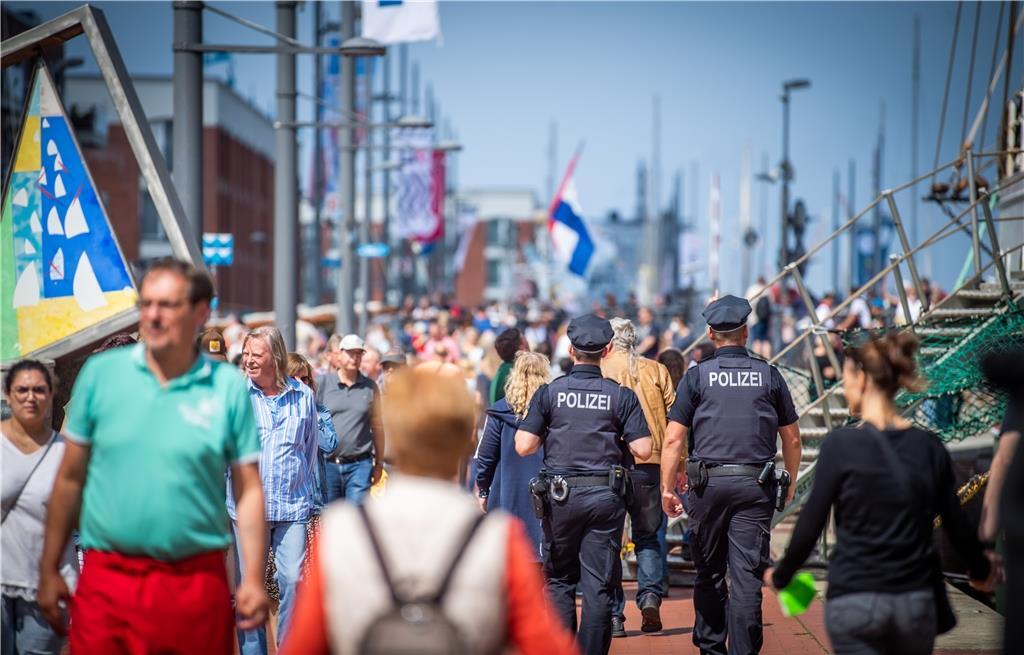 Die Polizei bei einem Rundgang auf den Maritimen Tagen.