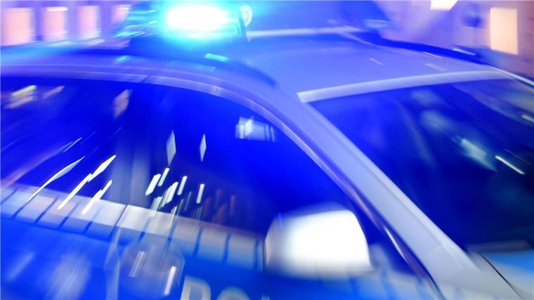 Konflikt im Clanmilieu? 14-Jähriger erleidet Stichverletzung Die Polizei beschlagnahmte Messer und Schlagschutzhandschuhe. (Symbolfoto)