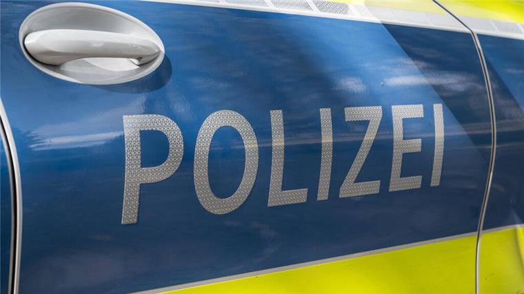 Bremerhaven: Unbekannte plündern Zigarettenautomat – 1.500 Euro Schaden Polizeifahrzeug