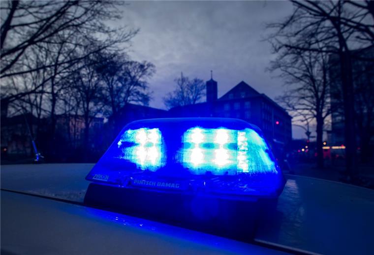 Die Polizei bittet um Hinweise zu dem Fahrer, der den 26-Jährigen aus dem Auto geworfen, verletzt und beraubt haben soll.