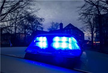 Die Polizei bittet um Hinweise zu dem Fahrer, der den 26-Jährigen aus dem Auto geworfen, verletzt und beraubt haben soll.