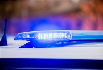 Ein Blaulicht der Polizei leuchtet.