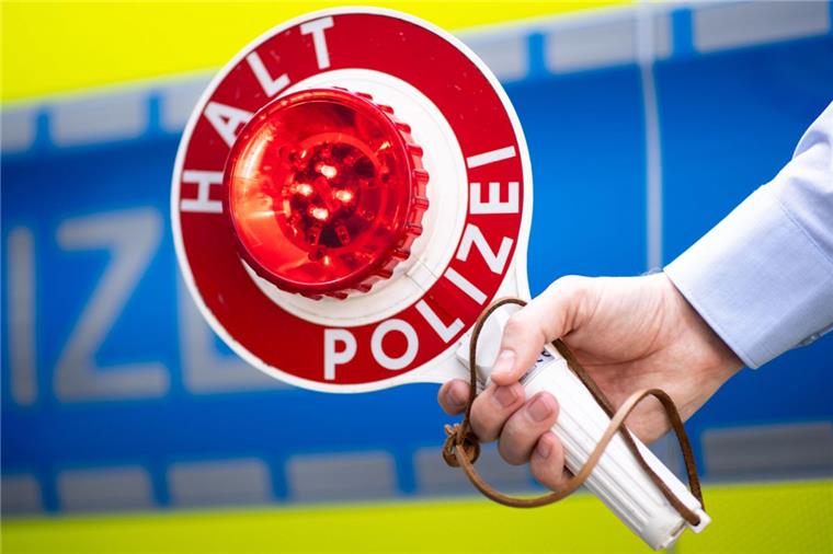 Die Polizei Bremen hat einen mit vier Haftbefehlen. gesuchten Mann festgenommen. Er hatte einen LKW gestohlen und war ohne Führerschein unterwegs. 