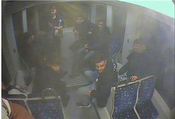 Die Polizei Bremen sucht nach Angaben zu den Personen auf den Bildern der Überwachungskamera.