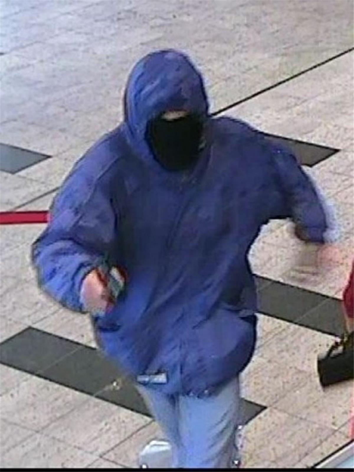 Banküberfall in Bremen: Polizei sucht diesen Mann Die Polizei Bremen sucht nach diesem maskierten Täter.
