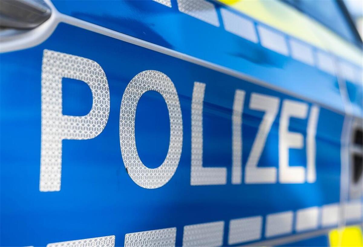 Spektakuläre Flucht in Bremerhaven: Sprung ins Hafenbecken rettet Mann vor Angreifern An der Tür eines Streifenwagens steht der Schriftzug Polizei.