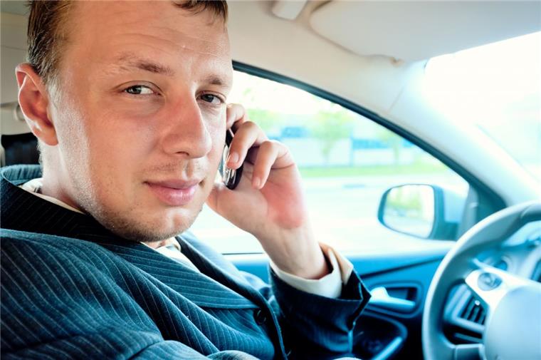 Die Polizei Bremerhaven hat drei Autofahrer aus dem Verkehr gezogen, die während der Fahrt mit dem Handy telefonierten.