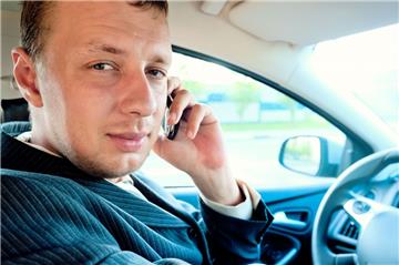 Die Polizei Bremerhaven hat drei Autofahrer aus dem Verkehr gezogen, die während der Fahrt mit dem Handy telefonierten.
